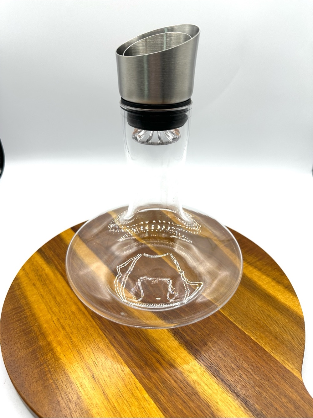 Red wine decanter with built-in aerator. hand blown crystal.
